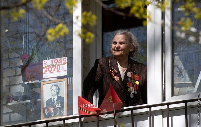 День Победы в России прошёл без шумных народных гуляний, парадов и дружеских объятий