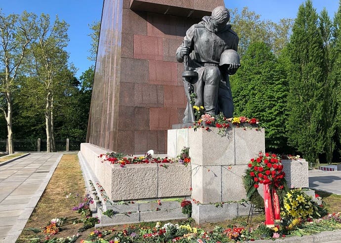 Венки и живые цветы возложили к памятнику советским воинам в Берлине