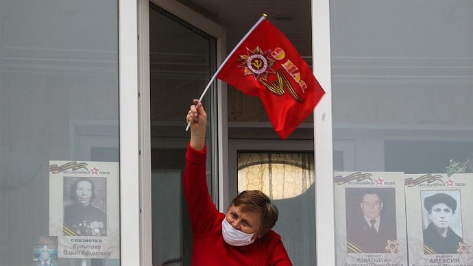 Идею спеть хором «День Победы» на своих балконах поддержали тысячи людей 