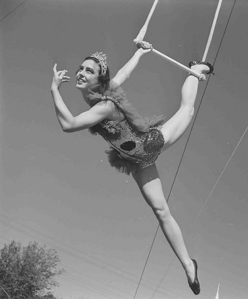 Гимнастка Ингрид скрывается в немецком цирке-шапито под вымышленным именем Астрид 