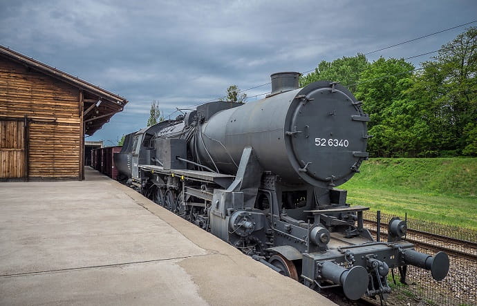 На перроне товарный поезд, отправляющийся в концлагерь