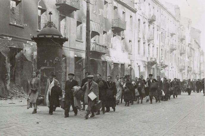 Бегущие от смерти герои событий романа переносят читателя в разные уголки мира