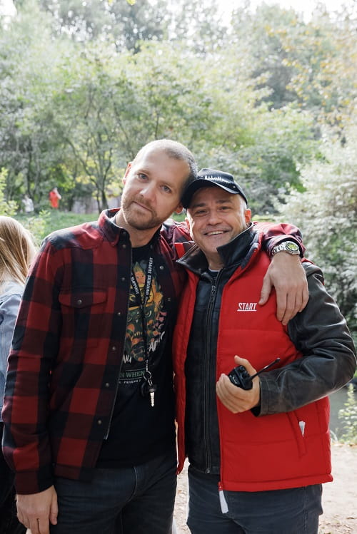 Денис Шведов и режиссёр Иван Китаев на съёмках сериала