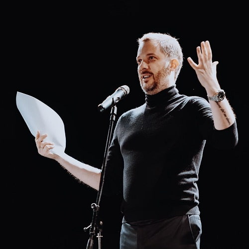 Александр обещает что-нибудь прочесть наизусть