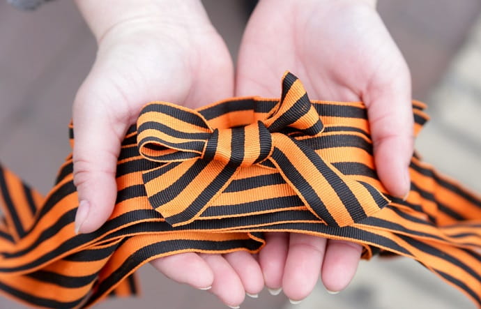 Георгиевская ленточка — неизменный символ Дня Победы в России