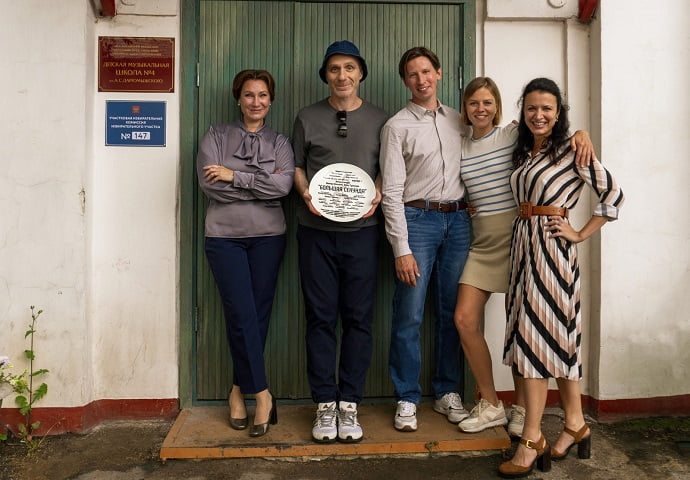 Виктор Шамиров с актёрами на съёмках комедии «Большая секунда»