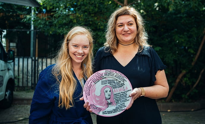 Лиза Ищенко и режиссер Наталия Мещанинова на съёмках сериала