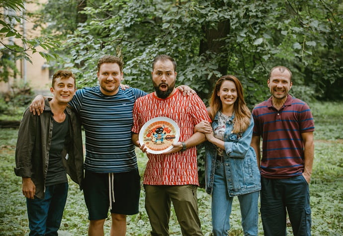 Режиссер Илья Фарфель (посередине) с актёрами второго сезона сериала