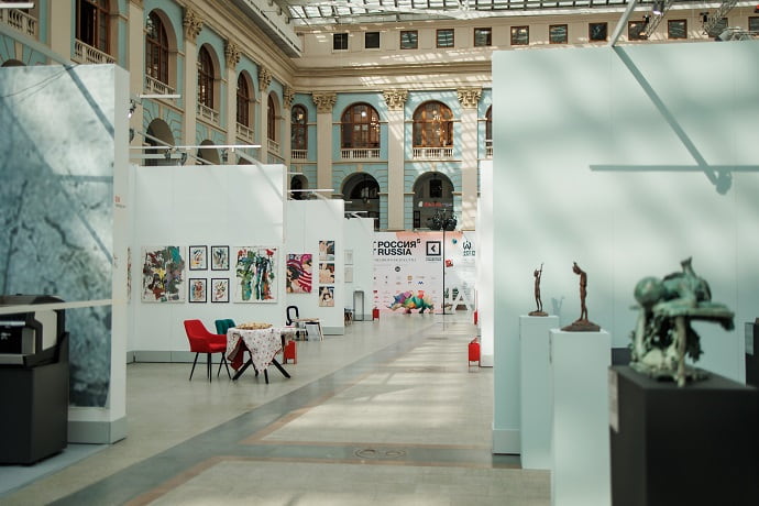 Сотни экспонатов были представлены на юбилейной выставке-ярмарке Art Russia