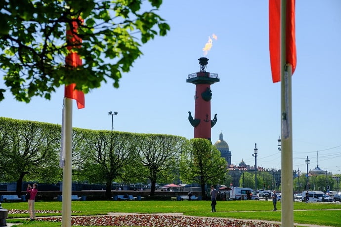 В Санкт-Петербурге традиционно зажгут факела на Ростральных колоннах