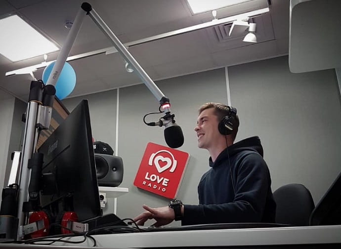 Антон очень любит свою работу на «Love Radio»