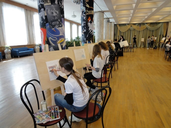 Интерес молодёжи к проекту организаторы решили подогреть конкурсами тематических рисунков и сочинений