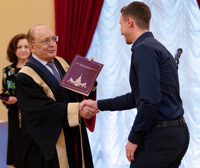 В честь юбилея ректор МГУ В.А Садовничий вручил дипломы молодым учёным