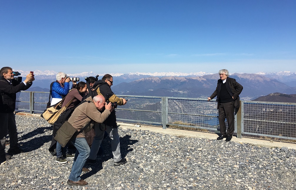 29 марта 2017 г. на вершине горы Монте Дженерозо архитектор Марио Ботта рассказывает журналистам о своей концепции «Каменного цветка», foto © Giulia Cassoni