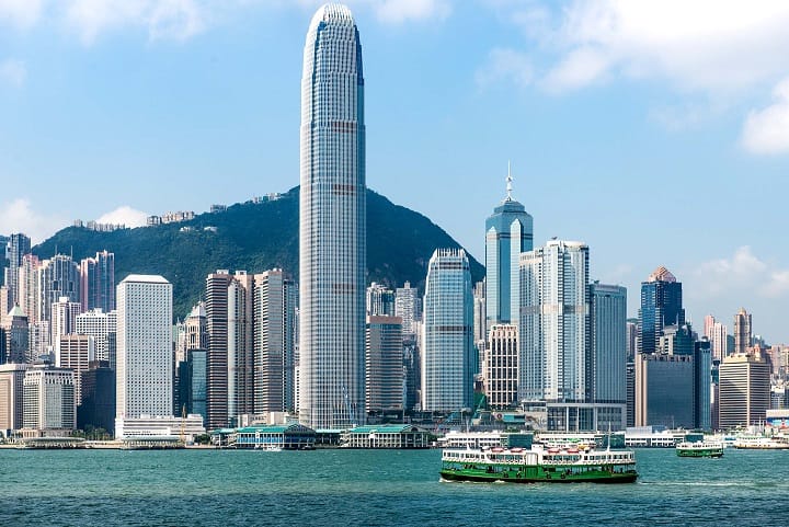 Гонконг чист и упорядочен — от чёткой дорожной разметки и до стройных пирамид контейнеров в порту