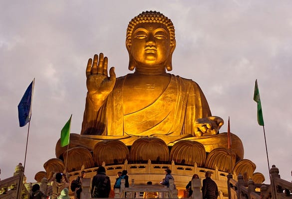 Здесь можно прикоснуться к одной из самых высоких статуй сидящего Будды. 