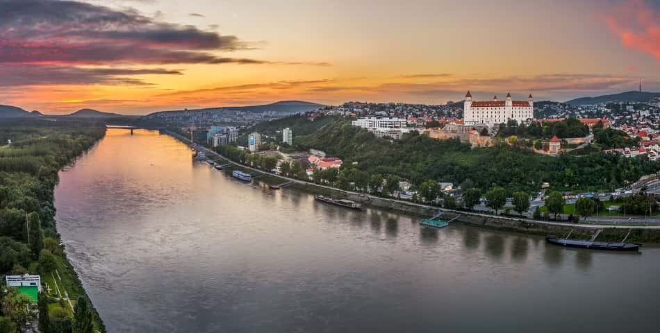 Расположена Братислава по обоим берегам Дуная на окраине Словакии
