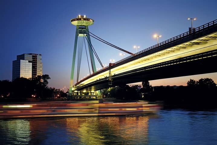 Мост НЛО, где расположен ресторан