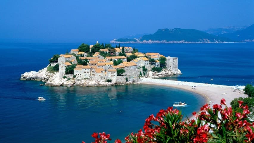 В Черногорию нужна виза, но внутренние цены – низкие