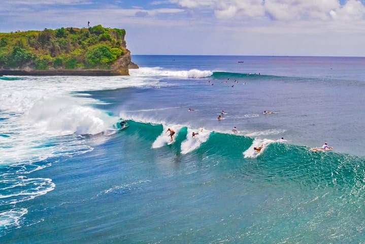 Осенью на Бали открывается сезон серфинга