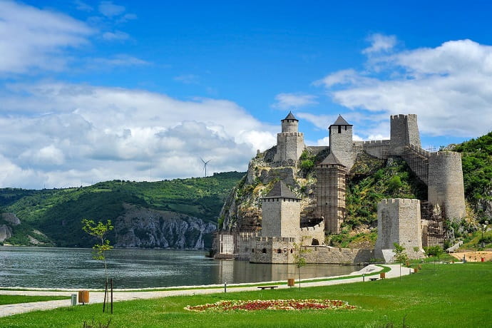 Голубацкая крепость на берегу Дуная