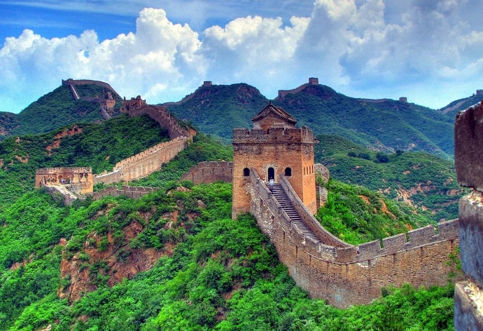 Длина Китайской стены составляет 9000 км