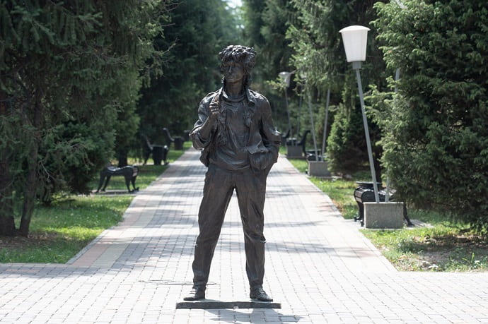 Памятник Виктору Цою на ул.Тулебаева в Алматы
