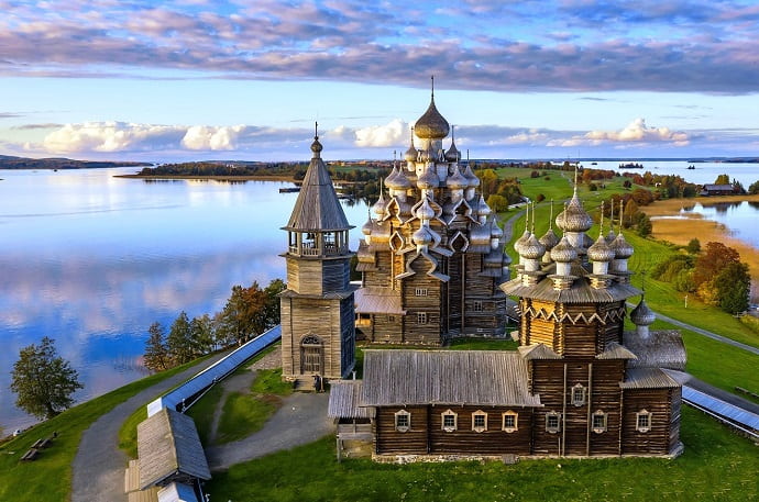 Кижи – одно из немногих мест в России, куда современные технологии не добрались