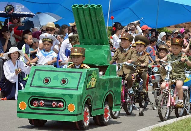 Северная Корея проводит стилизованный военный парад