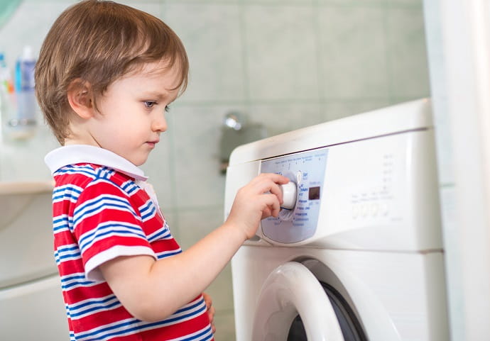 Пятилетних детей можно научить запускать стиральную машину