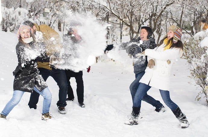 Игра в снежки — главное зимнее развлечение детства