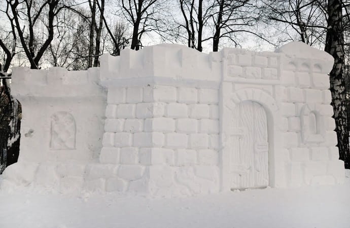 Давняя забава – строить снежные крепости, лабиринты, скульптуры