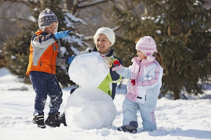 Лепка снеговиков — одно из самых творческих и забавных развлечений зимой