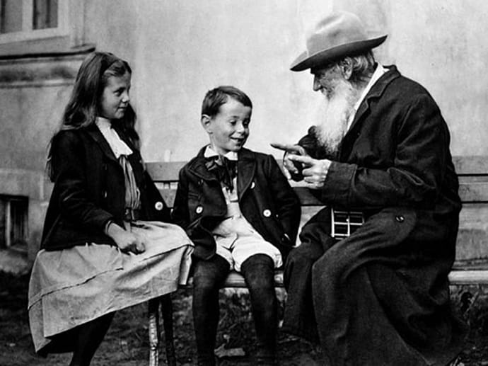 Лев Толстой с внуками