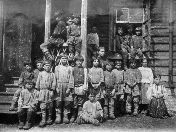 Крестьянские дети у крыльца сельской школы в Ясной Поляне
