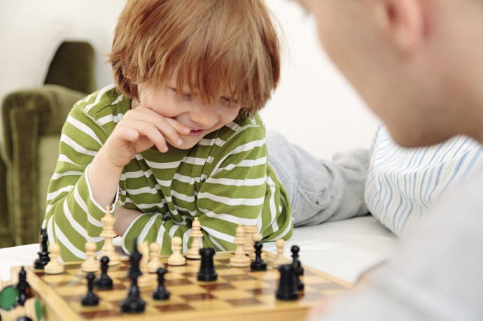 Ребёнок с математическим складом ума с увлечением играет в шахматы