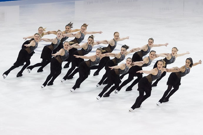 На льду одновременно выступают 16 спортсменов