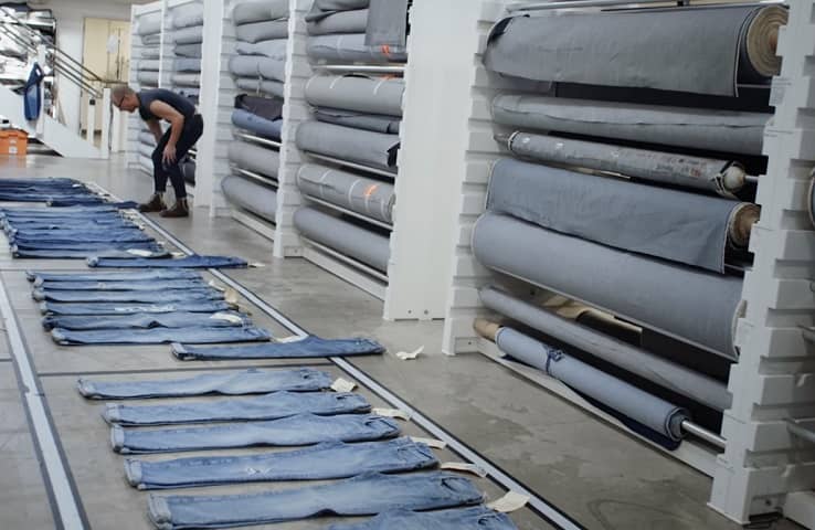 Компания планирует поставлять джинсы в трёх базовых оттенках