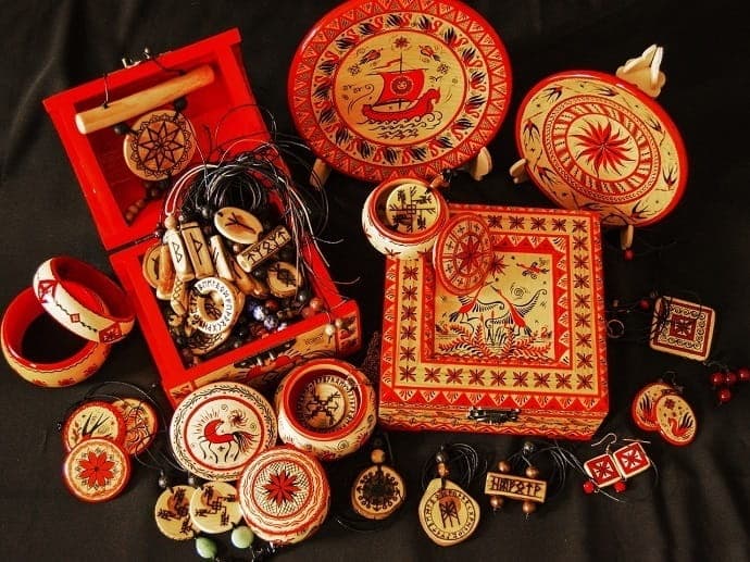 Мезенская роспись на украшениях и посуде