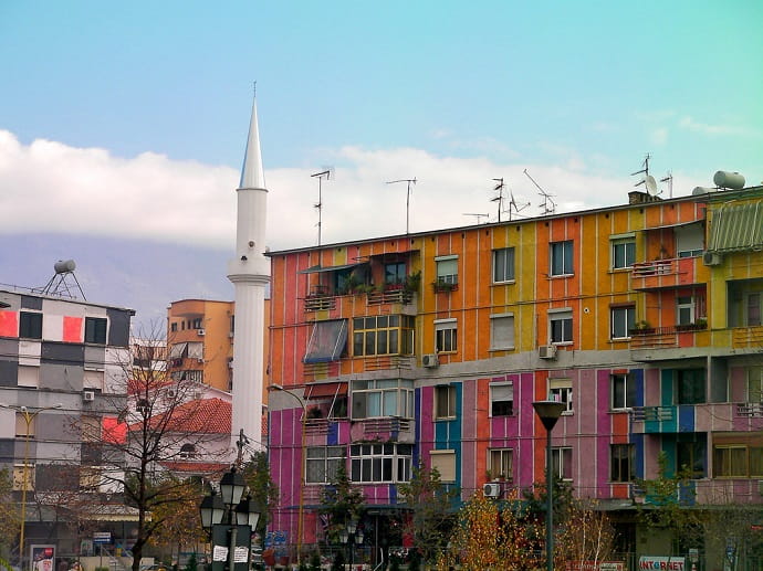 По инициативе Эди Рама серые дома в Тиране покрасили в яркие цвета