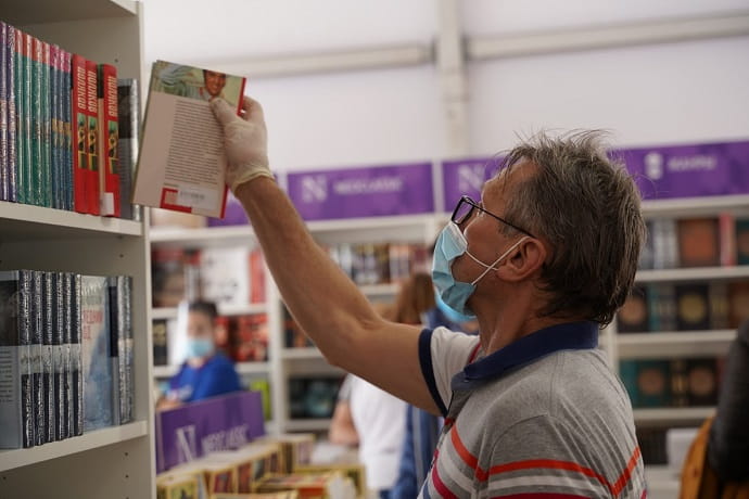 Пообщаться с авторами, купить книжные новинки пришли педагоги, лингвисты, книгоманы