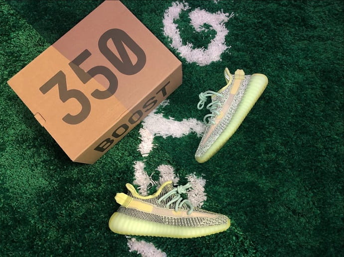 На площадке TheMarket  можно купить пару Yeezy Boost по демократичной цене