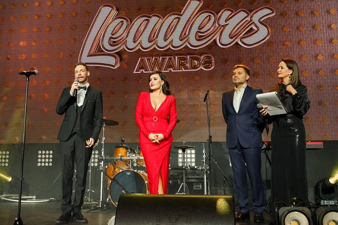 Организаторы премии Максим Фомичев, Мария Гузь и ведущие Олег Рой, Ольга Кабо 