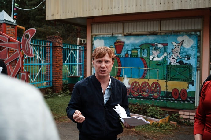 Антон Богданов на съёмках фильма «Нормальный только я»