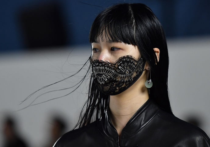 Защитная маска стала модным аксессуаром