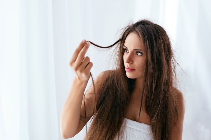 Недостаток витаминов приводит к ломкости волос, их сухости и выпадению