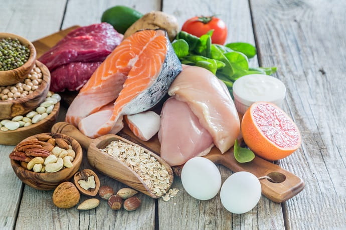 Витамины группы В можно получить из  нежирных сортов рыбы, курятины, фасоли и орехов
