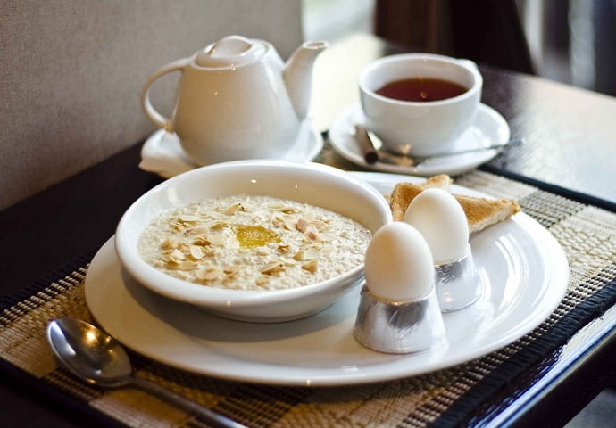 Дополняйте свой овсяный завтрак яйцами, сыром