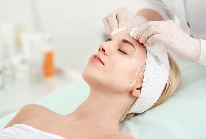 Перед процедурой косметолог осмотрит кожу, снимет макияж