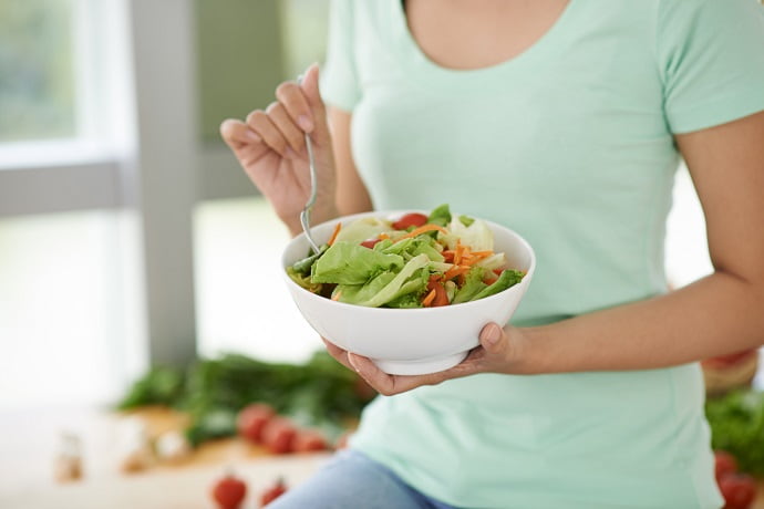 Диетологи рекомендуют ежедневно съедать большую миску овощного салата